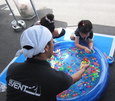 撮影の世界観を格上げするアンティーク調サイドテーブルを福岡でレンタル！