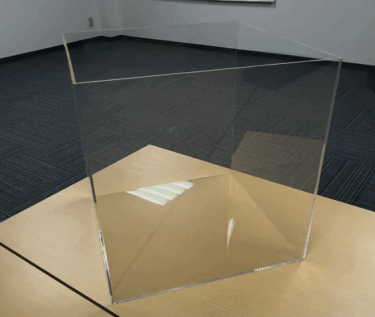 展示がもっと映える！クリアな“見せる”什器、透明ボックスを福岡でレンタル！