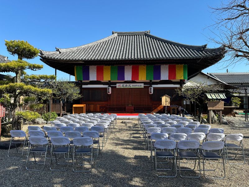 福岡市の学園祭で正方形お立ち台と赤毛氈、野点傘を設営した現場