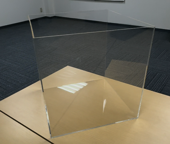 展示がもっと映える!クリアな“見せる”什器、透明ボックスを福岡でレンタル!